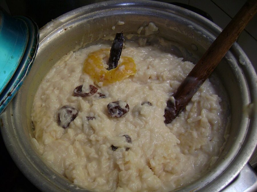 Arroz con leche in the pot, cinnamon and raisins